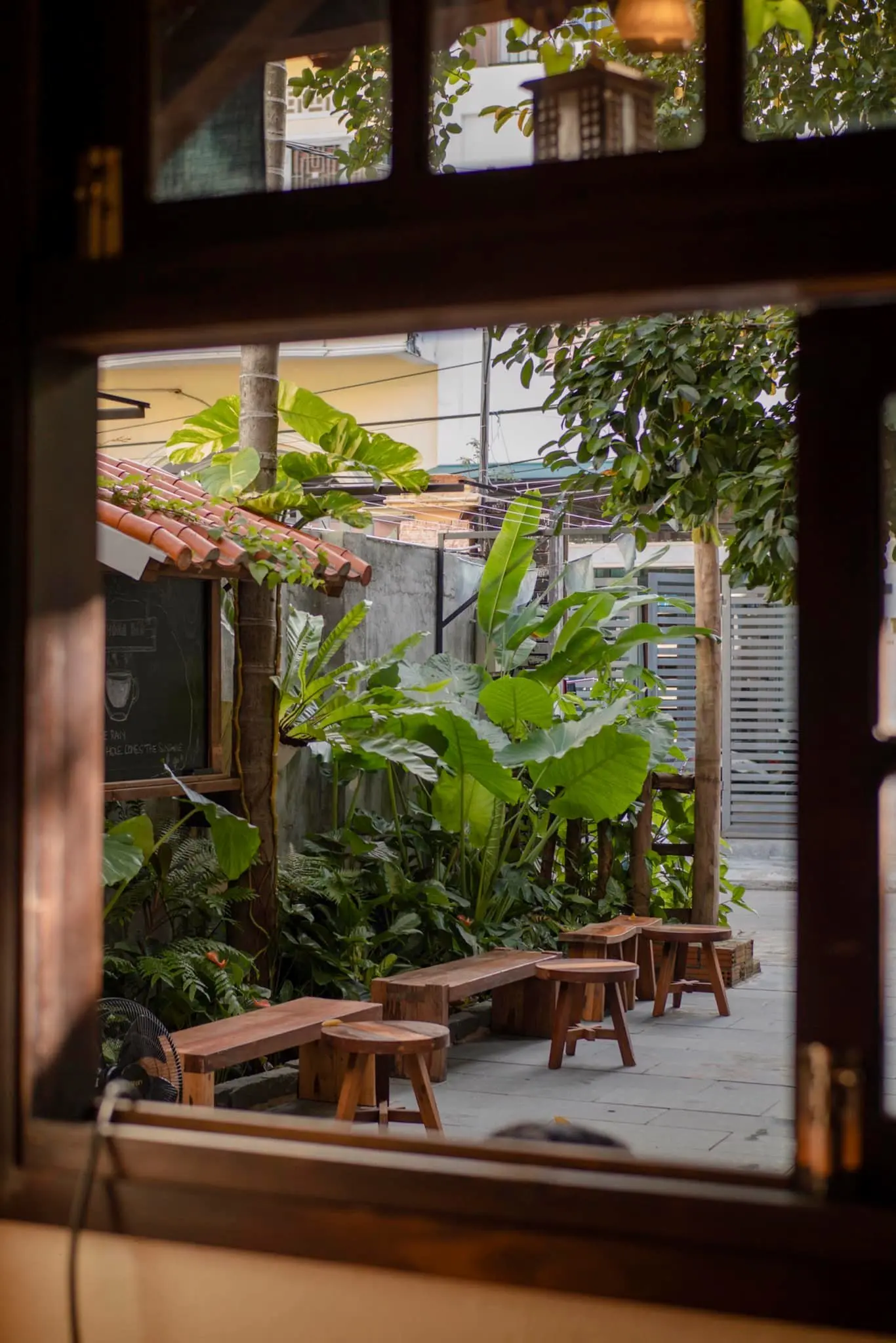 V7 Coffee Da Nang - Đi t&igrave;m b&igrave;nh y&ecirc;n b&ecirc;n trong ng&ocirc;i nh&agrave; nhỏ th&acirc;n thương 2