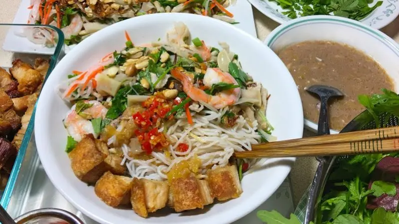 Về Đ&agrave; Nẵng ăn b&uacute;n mắm B&agrave; Thuy&ecirc;n nổi tiếng nhất Đ&agrave; Th&agrave;nh 6
