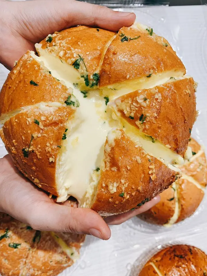 Vị ngon ấn tượng m&atilde;i với top 5 qu&aacute;n b&aacute;nh m&igrave; bơ tỏi Đ&agrave; Nẵng 2