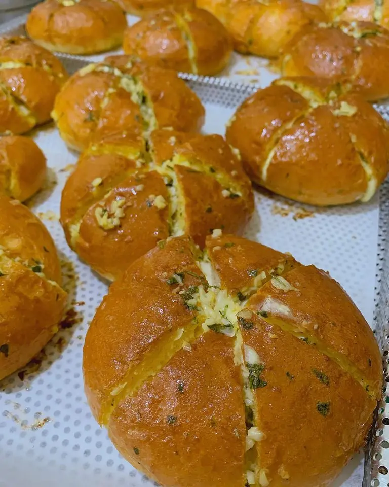Vị ngon ấn tượng m&atilde;i với top 5 qu&aacute;n b&aacute;nh m&igrave; bơ tỏi Đ&agrave; Nẵng 9