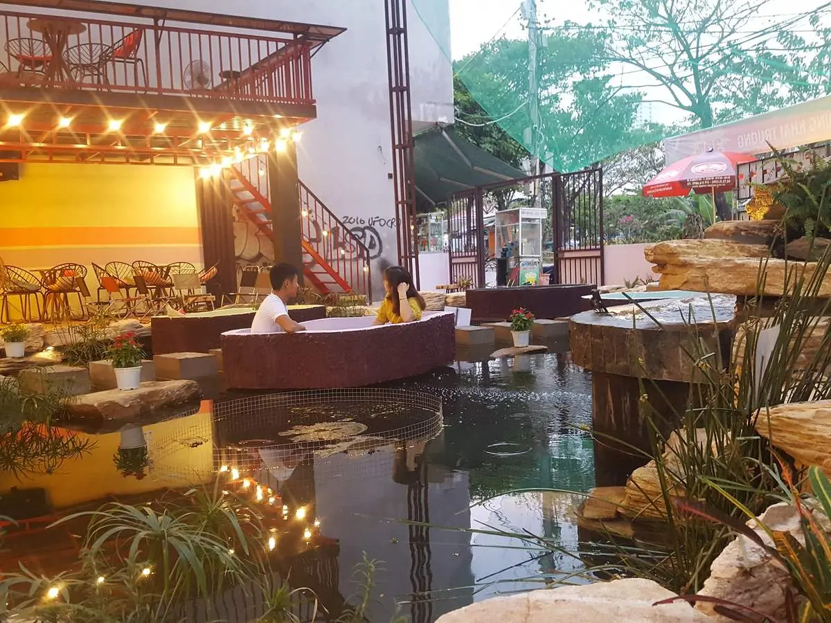 Thong thả ghé đến Đủng Đỉnh Coffee ngắm hồ cá Koi siêu xịn