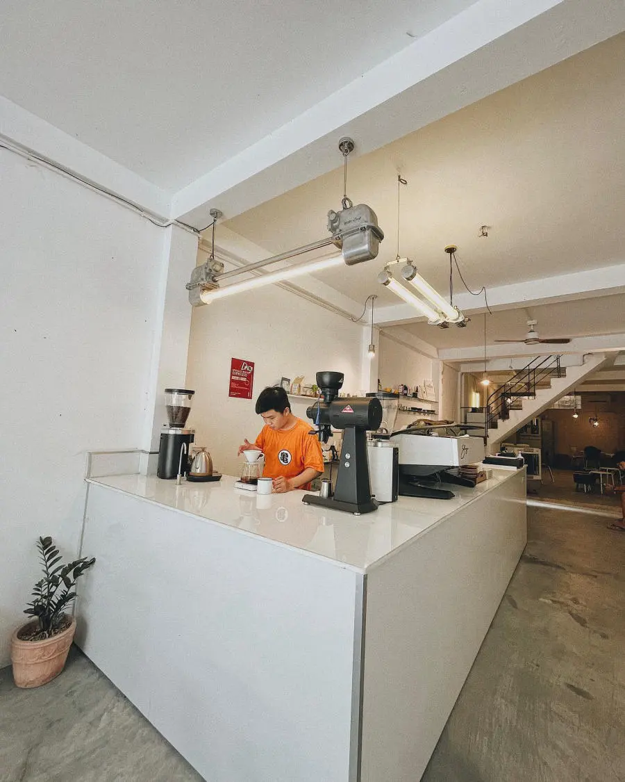 Check in Dng coffee tr&ecirc;n phố An Thượng mang phong c&aacute;ch tối giản 9