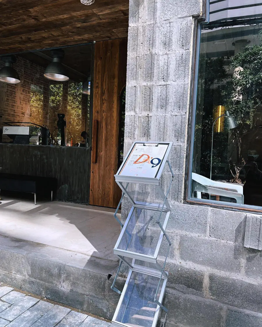Check in Dng coffee tr&ecirc;n phố An Thượng mang phong c&aacute;ch tối giản 5