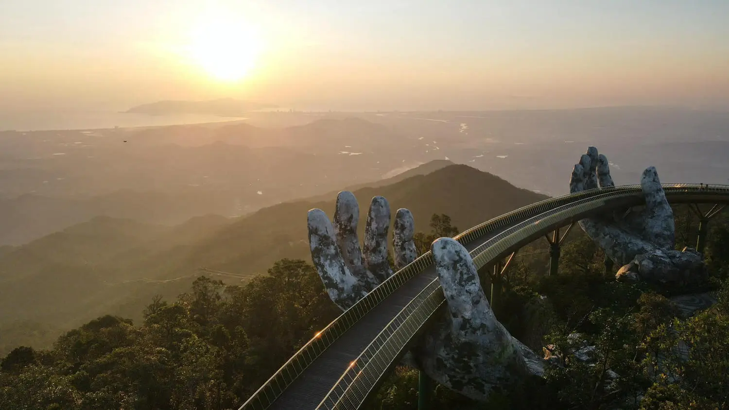 Đến B&agrave; N&agrave; Hills kh&aacute;m ph&aacute; l&agrave;ng Ph&aacute;p đầy thơ mộng 2