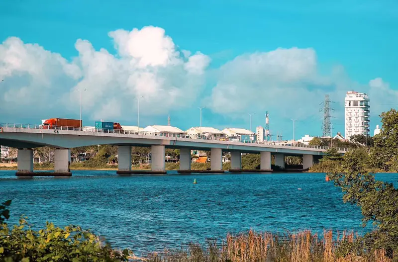 Gh&eacute; thăm cầu Ti&ecirc;n Sơn nối liền đ&ocirc;i bờ s&ocirc;ng H&agrave;n 2
