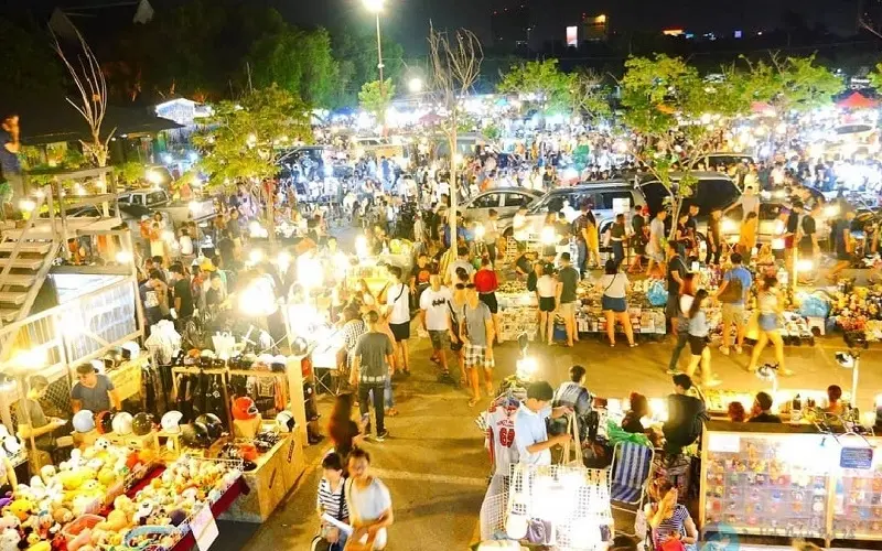 Kh&aacute;m ph&aacute; 7 khu chợ đ&ecirc;m Đ&agrave; Nẵng s&ocirc;i động kh&ocirc;ng thể bỏ lỡ 9