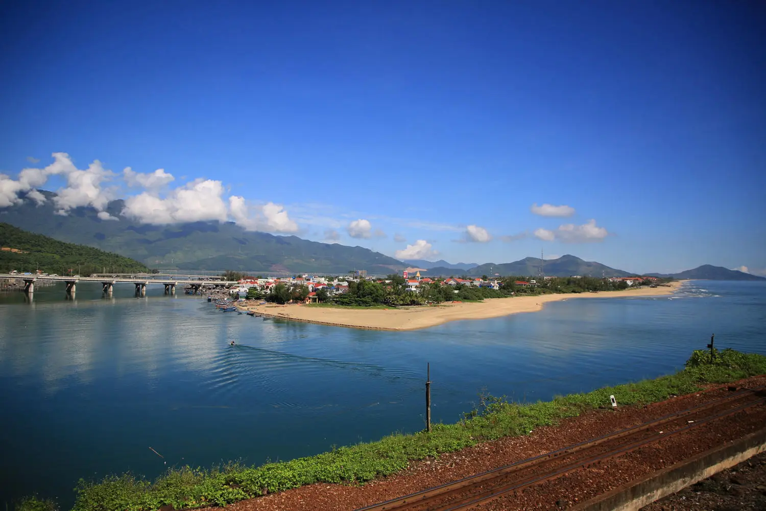 Kh&aacute;m ph&aacute; Đ&egrave;o Hải V&acirc;n, cung đường huyền thoại của c&aacute;c t&iacute;n đồ đam m&ecirc; phượt 5