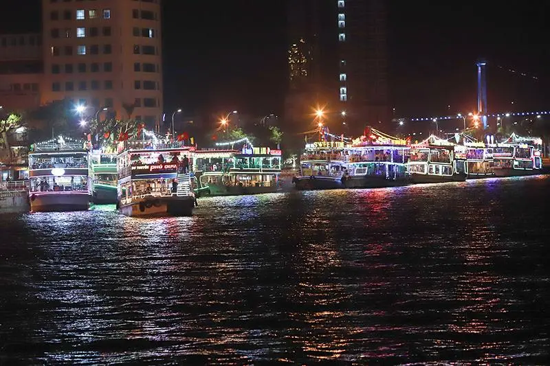 Trải nghiệm đi du thuyền s&ocirc;ng H&agrave;n Đ&agrave; Nẵng si&ecirc;u th&uacute; vị 3