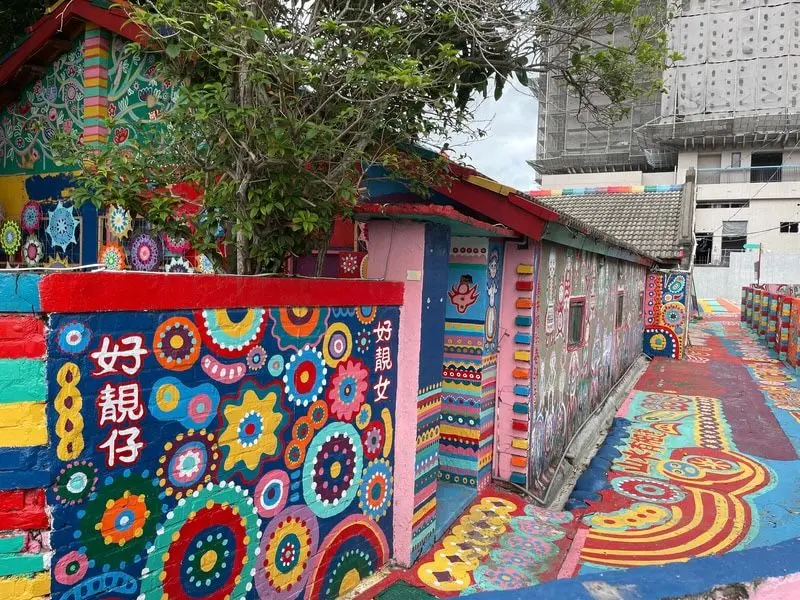 L&agrave;ng Cầu Vồng với những bức tường đa sắc m&agrave;u tại Đ&agrave;i Chung 3