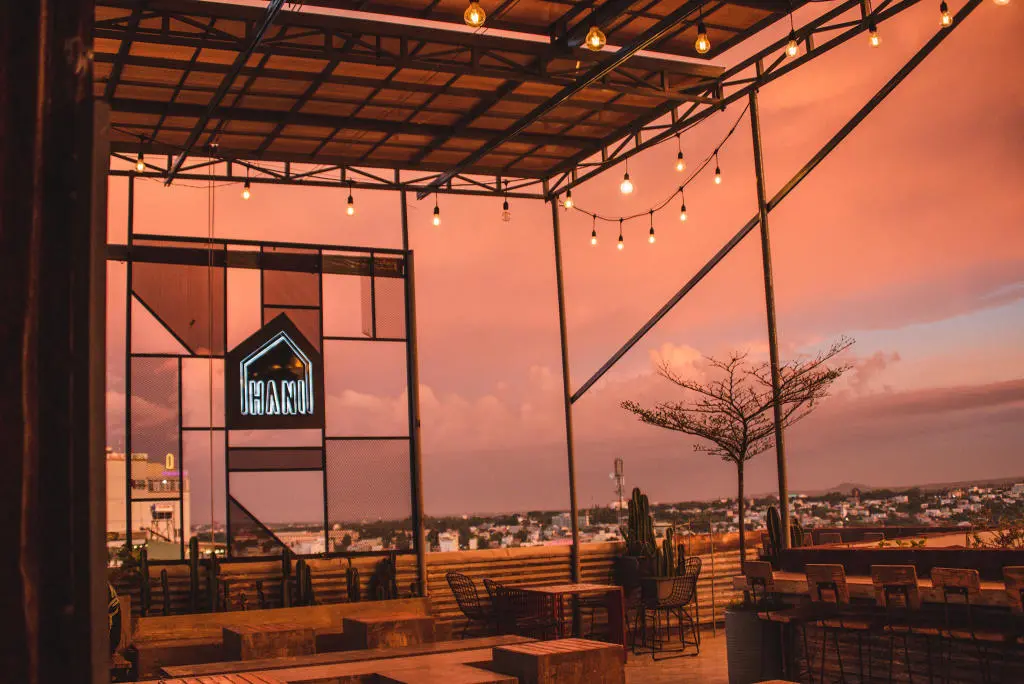 Đến Hani Kafe Kitchen ngắm ho&agrave;ng h&ocirc;n lưng chừng đồi 3