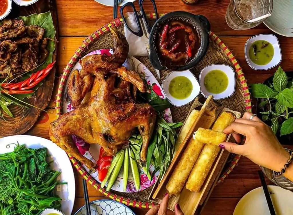 G&agrave; nướng cơm lam Pleiku, đặc sản d&acirc;n d&atilde; giữa chốn đại ng&agrave;n 10