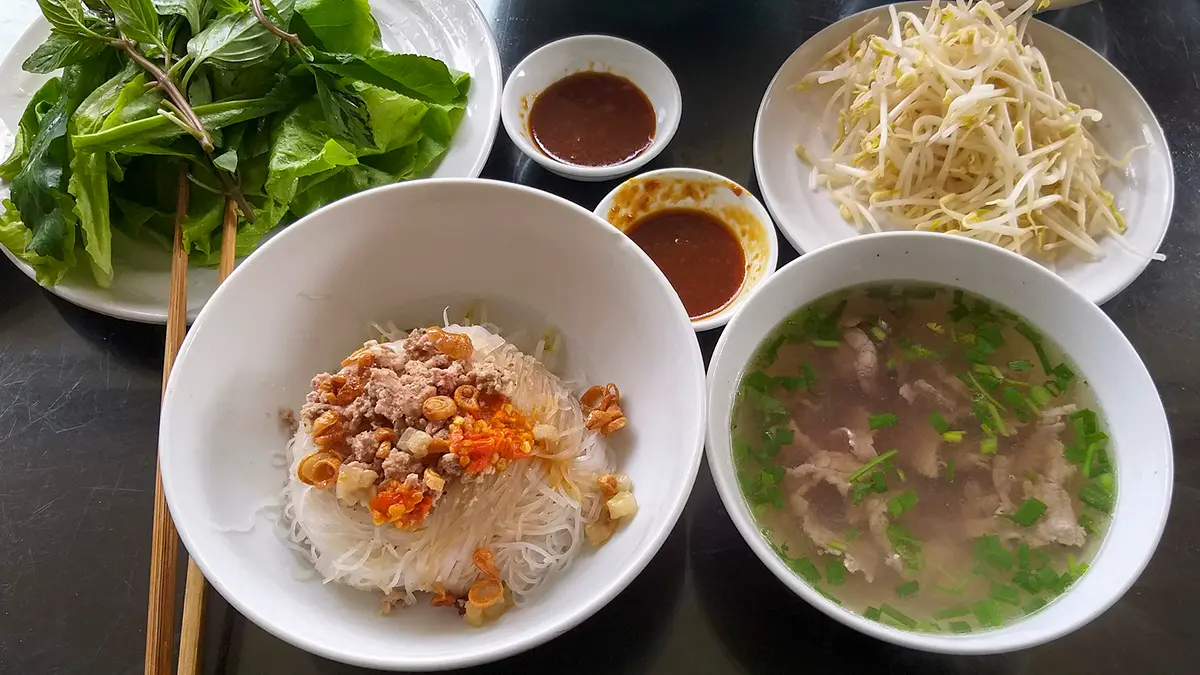 Kh&aacute;m ph&aacute; Phở kh&ocirc; B&eacute; Tư, điểm đến ẩm thực th&uacute; vị ở Pleiku 4