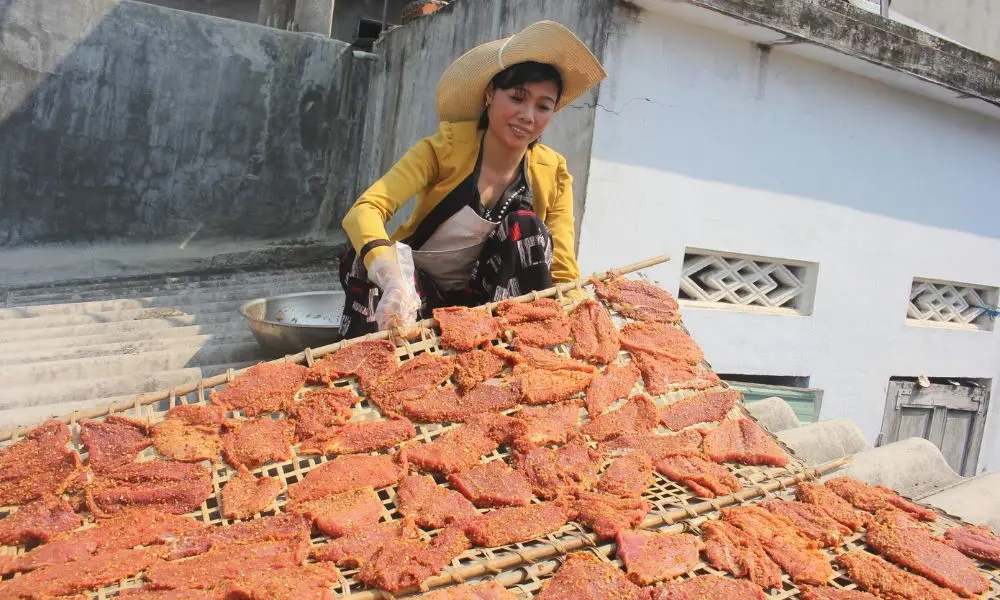 Thưởng thức b&ograve; một nắng muối kiến v&agrave;ng Gia Lai cực hấp dẫn 2