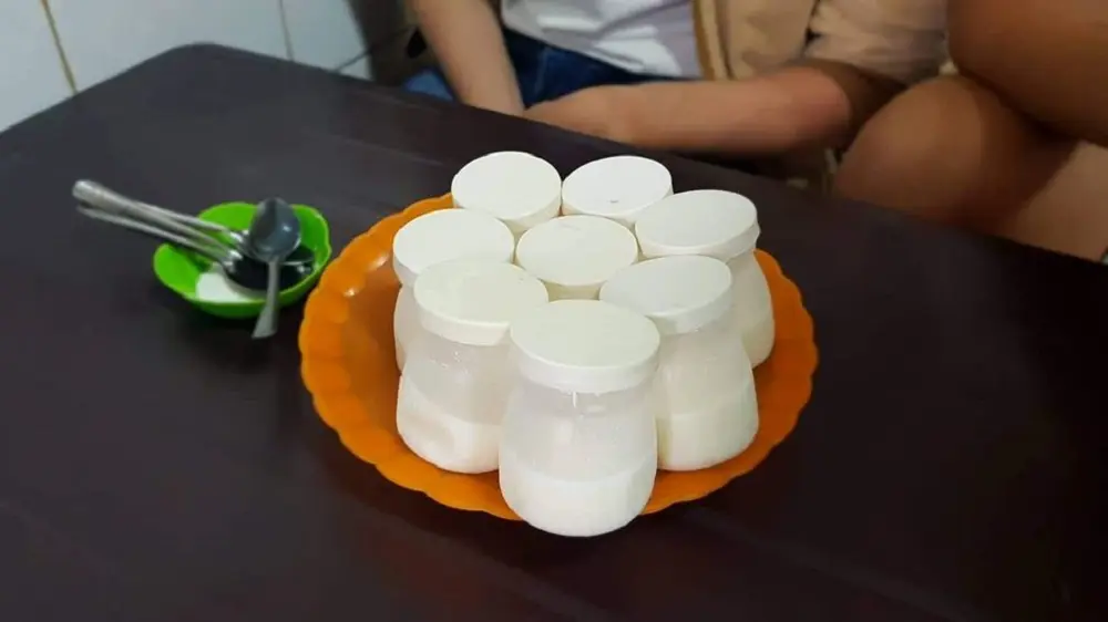 Yaourt chấm muối Cô Thủy, địa chỉ ăn vặt huyền thoại của người dân phố núi