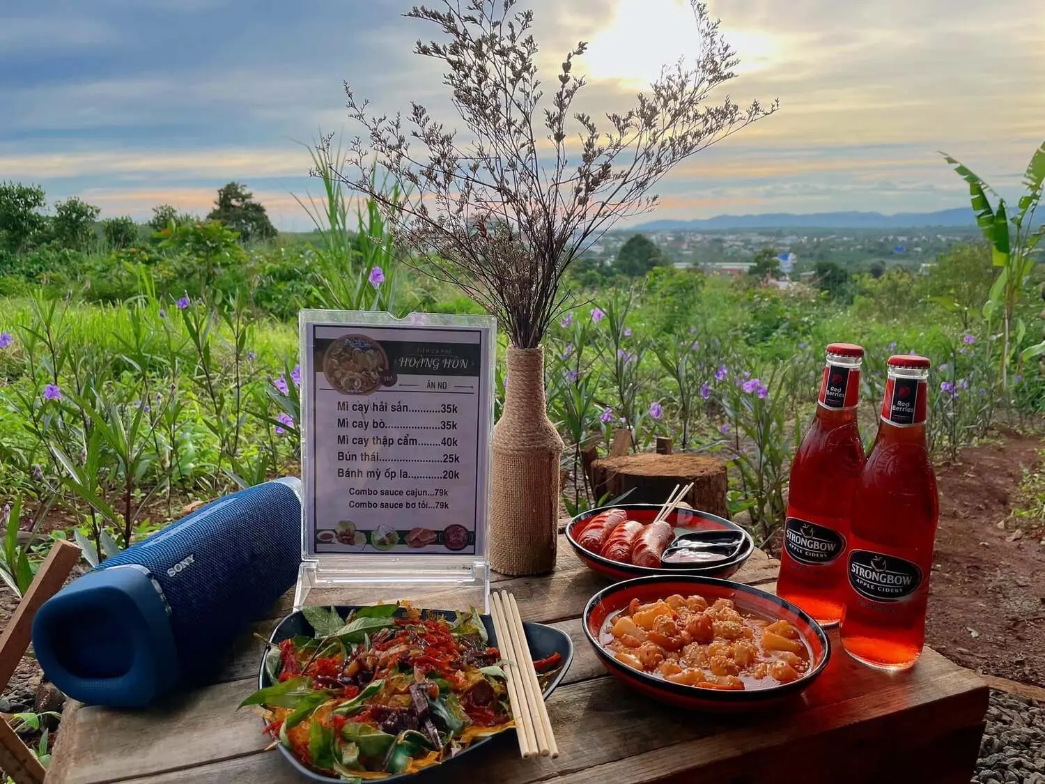 Review Tiệm C&agrave; Ph&ecirc; Ho&agrave;ng H&ocirc;n c&ugrave;ng ch&agrave;ng trai Gia Lai Đ&agrave;o Ph&uacute;c Quang Vũ 4