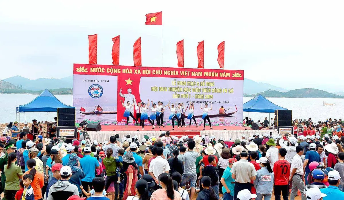 Kh&aacute;m ph&aacute; Hội đua thuyền độc mộc tr&ecirc;n s&ocirc;ng P&ocirc; C&ocirc; cực s&ocirc;i động 2
