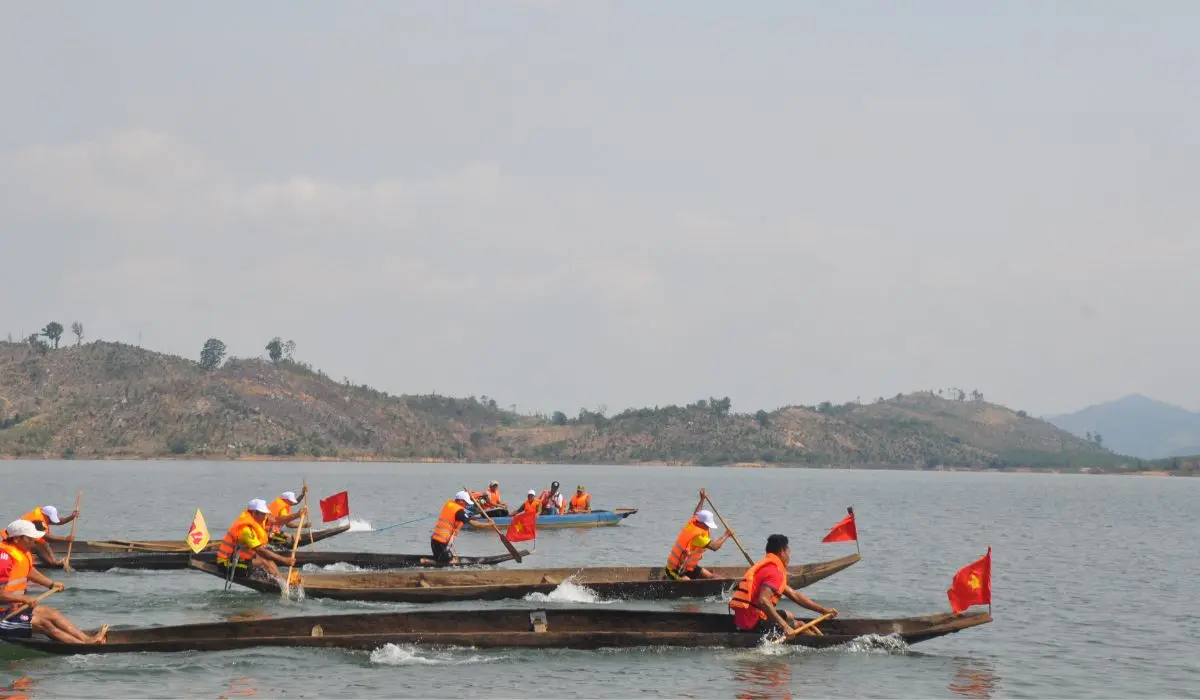 Kh&aacute;m ph&aacute; Hội đua thuyền độc mộc tr&ecirc;n s&ocirc;ng P&ocirc; C&ocirc; cực s&ocirc;i động 4