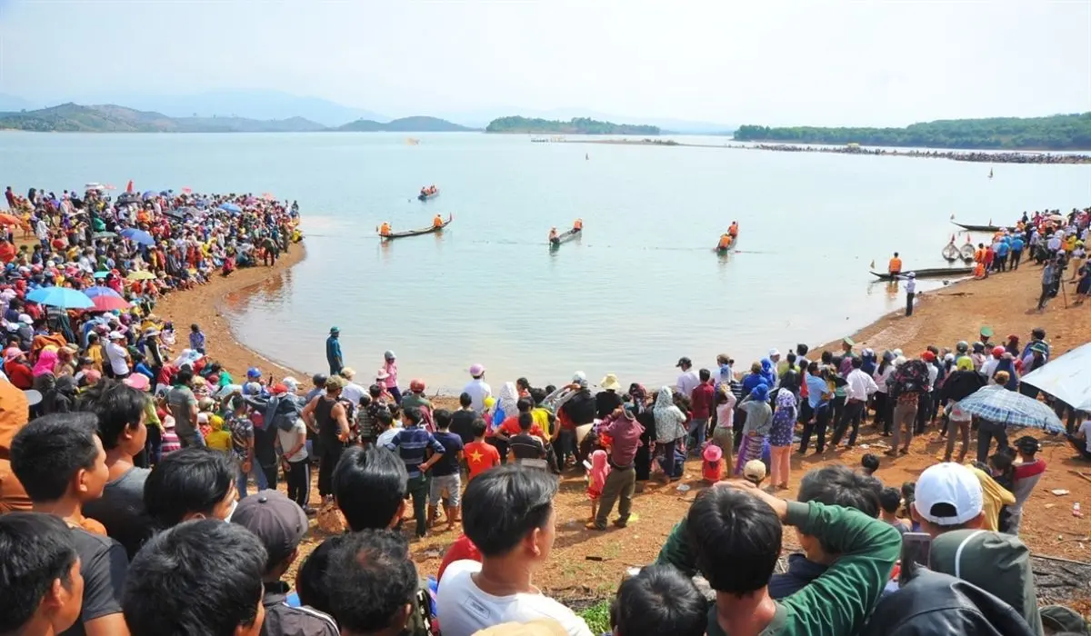 Kh&aacute;m ph&aacute; Hội đua thuyền độc mộc tr&ecirc;n s&ocirc;ng P&ocirc; C&ocirc; cực s&ocirc;i động 7