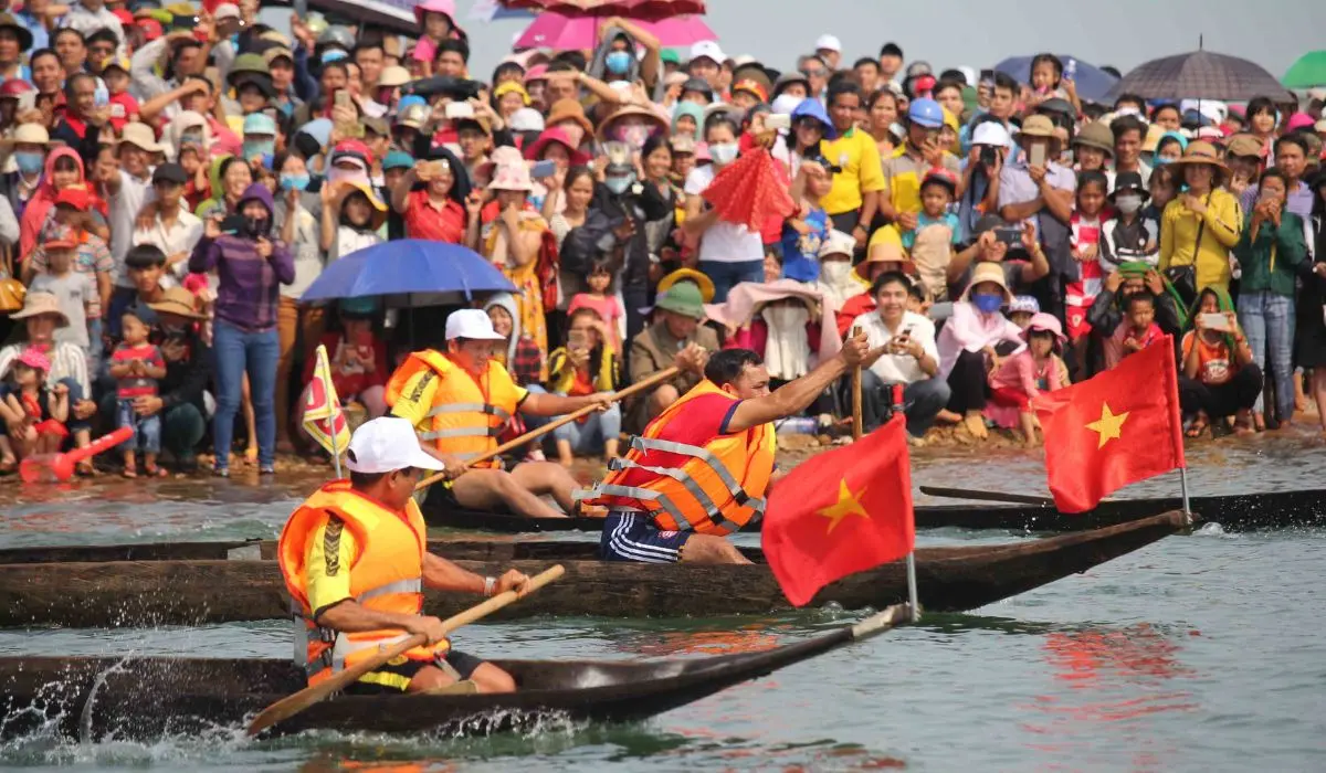 Kh&aacute;m ph&aacute; Hội đua thuyền độc mộc tr&ecirc;n s&ocirc;ng P&ocirc; C&ocirc; cực s&ocirc;i động 3