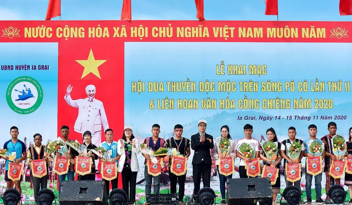 Kh&aacute;m ph&aacute; Hội đua thuyền độc mộc tr&ecirc;n s&ocirc;ng P&ocirc; C&ocirc; cực s&ocirc;i động 5