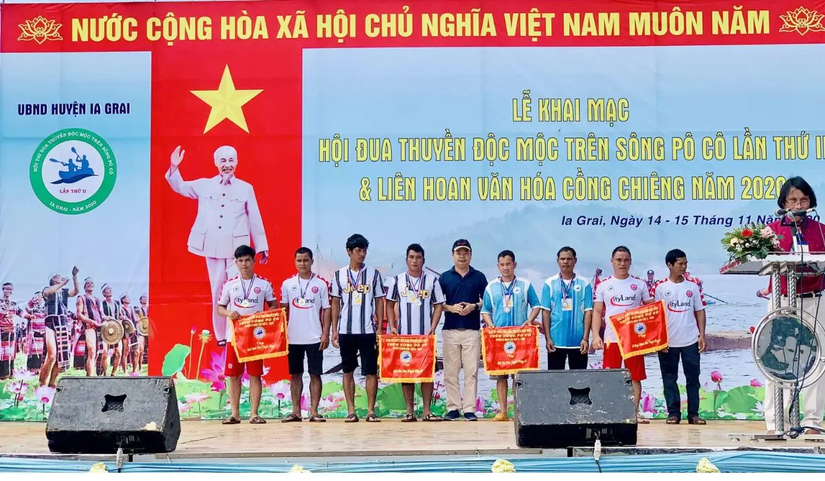 Kh&aacute;m ph&aacute; Hội đua thuyền độc mộc tr&ecirc;n s&ocirc;ng P&ocirc; C&ocirc; cực s&ocirc;i động 6