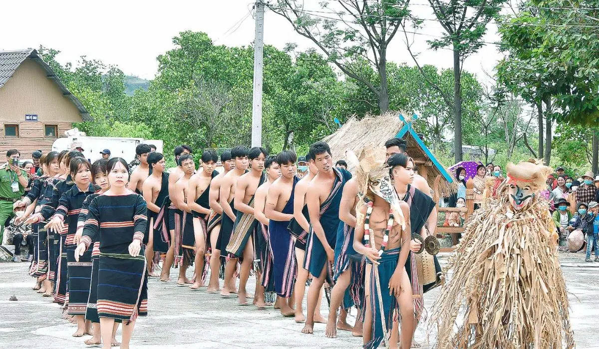 Tham gia v&agrave;o Lễ cầu mưa Yang Pơtao Apui linh thi&ecirc;ng 6