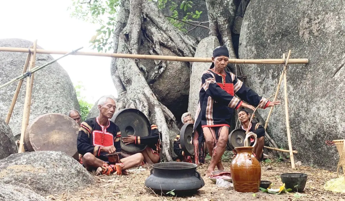 Tham gia v&agrave;o Lễ cầu mưa Yang Pơtao Apui linh thi&ecirc;ng 5