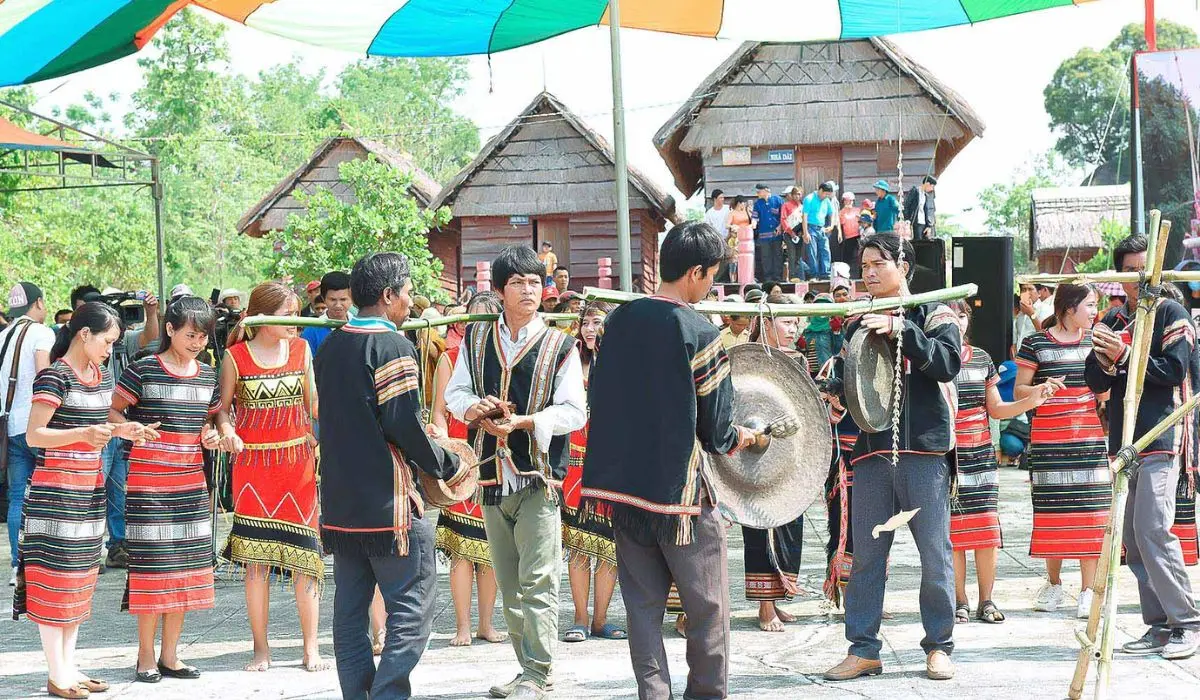 Tham gia v&agrave;o Lễ cầu mưa Yang Pơtao Apui linh thi&ecirc;ng 4
