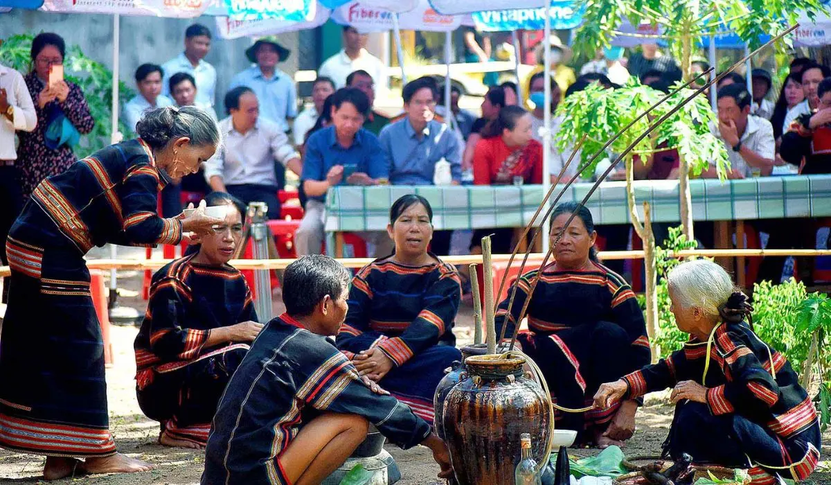 Tham gia v&agrave;o Lễ cầu mưa Yang Pơtao Apui linh thi&ecirc;ng 7