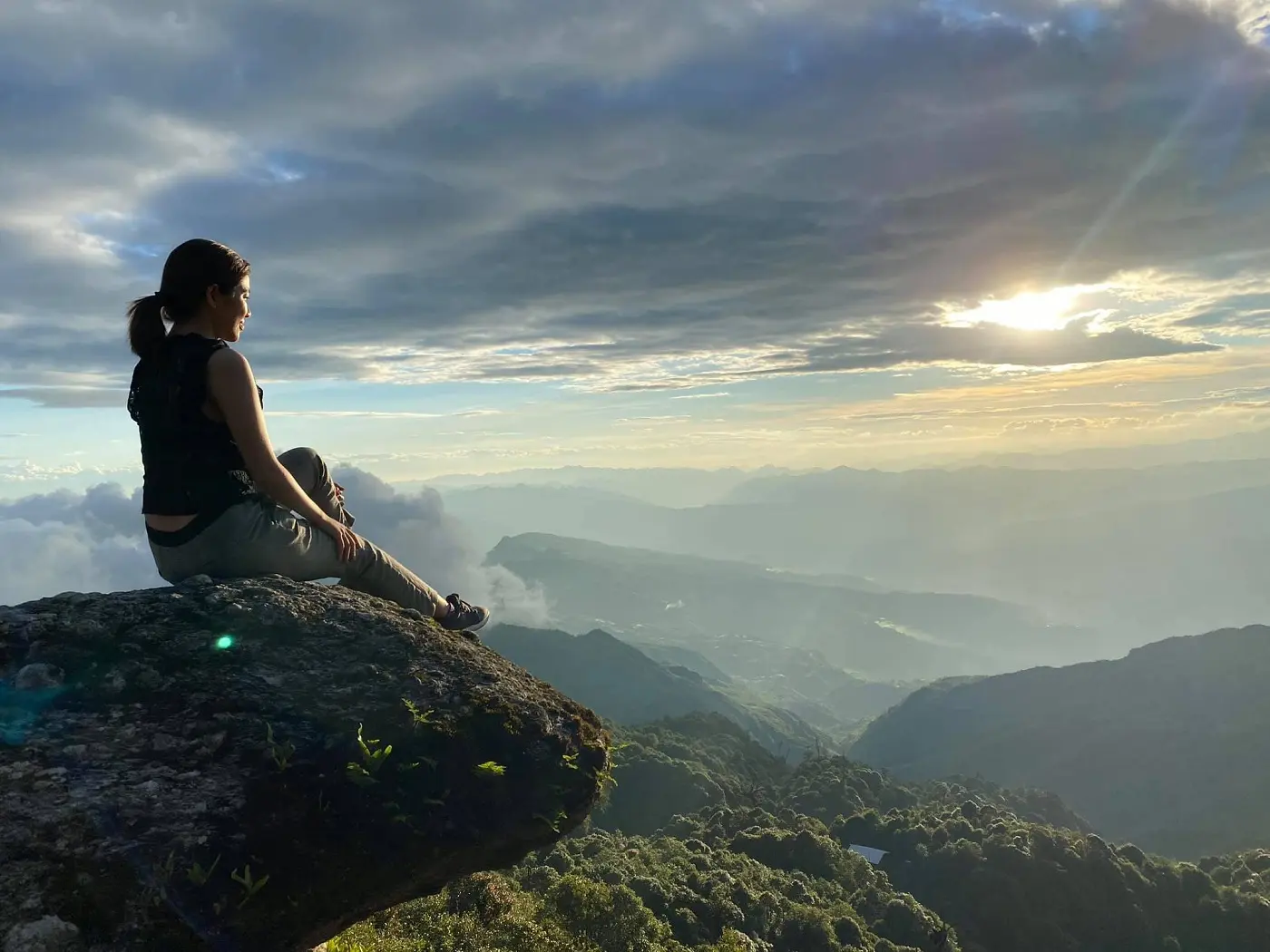 H&agrave;nh tr&igrave;nh trekking Chi&ecirc;u Lầu Thi lạc giữa biển m&acirc;y bềnh bồng 7