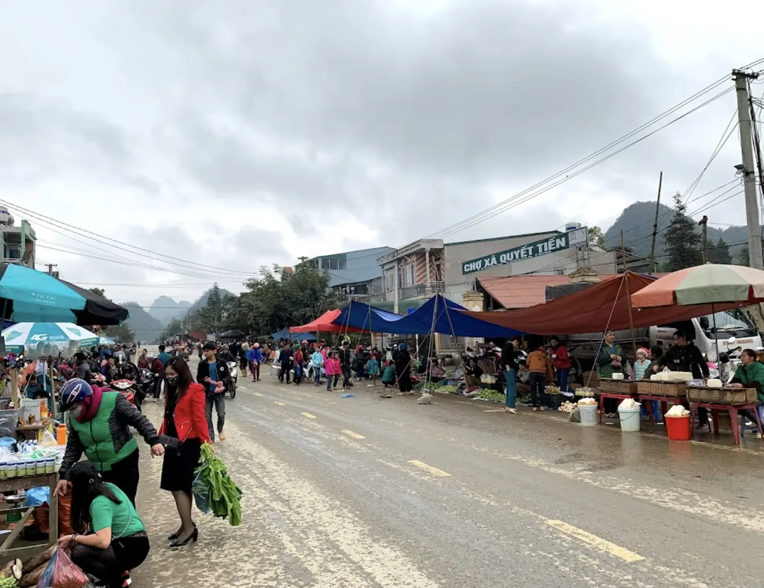 Kh&aacute;m ph&aacute; n&eacute;t đẹp văn h&oacute;a v&ugrave;ng cao tại Chợ Quyết Tiến H&agrave; Giang 4