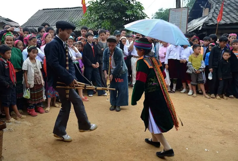 L&atilde;ng mạn Chợ t&igrave;nh Kh&acirc;u Vai - Khi đi lẻ b&oacute;ng, khi về c&oacute; đ&ocirc;i 8