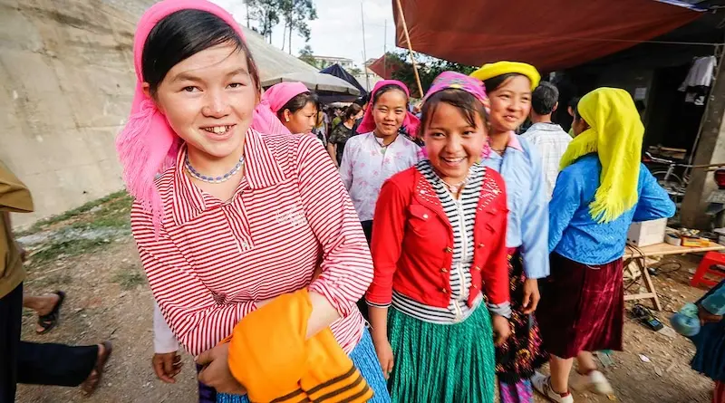 L&atilde;ng mạn Chợ t&igrave;nh Kh&acirc;u Vai - Khi đi lẻ b&oacute;ng, khi về c&oacute; đ&ocirc;i 4