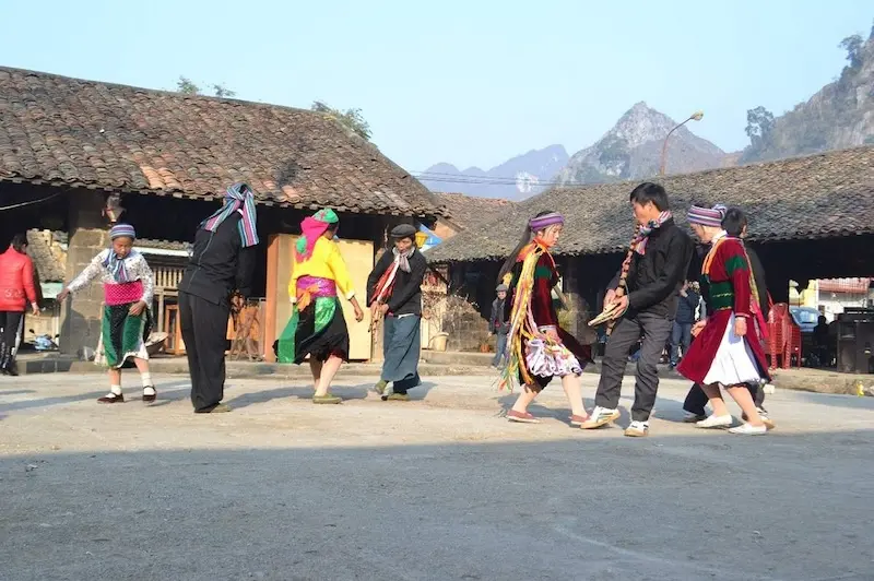 L&atilde;ng mạn Chợ t&igrave;nh Kh&acirc;u Vai - Khi đi lẻ b&oacute;ng, khi về c&oacute; đ&ocirc;i 6