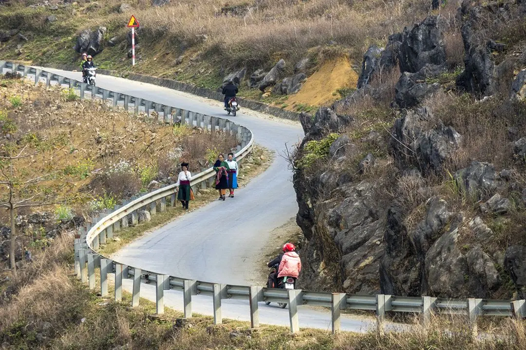 Sắc m&agrave;u rực rỡ đến từ l&agrave;ng dệt thổ cẩm L&ugrave;ng T&aacute;m H&agrave; Giang 3