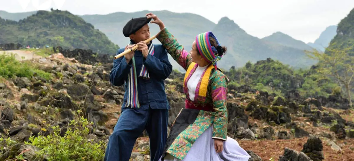 Lãng mạn Chợ tình Khâu Vai - Khi đi lẻ bóng, khi về có đôi