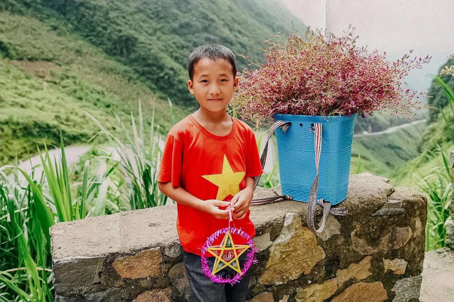 Ngắm n&eacute;t ng&acirc;y thơ của trẻ em H&agrave; Giang đ&oacute;n Trung thu qua lăng k&iacute;nh ch&agrave;ng trai 9x 8