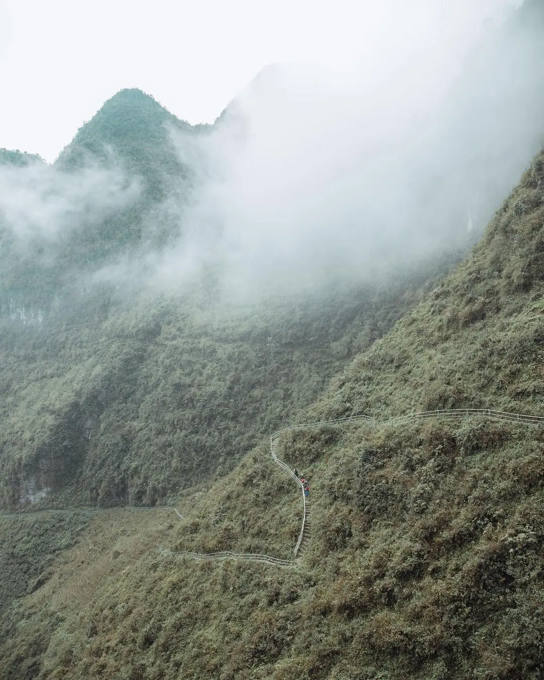 Review v&aacute;ch đ&aacute; thần H&agrave; Giang - Tuyến trekking đầy th&aacute;ch thức của tuổi trẻ 8