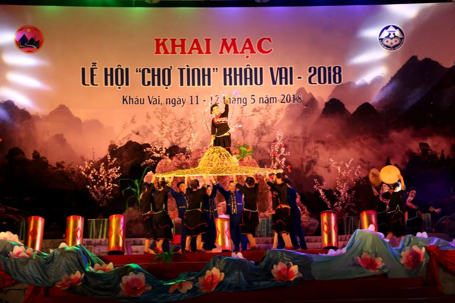 H&ograve;a m&igrave;nh v&agrave;o Lễ hội chợ t&igrave;nh Kh&acirc;u Vai hơn 100 năm 4