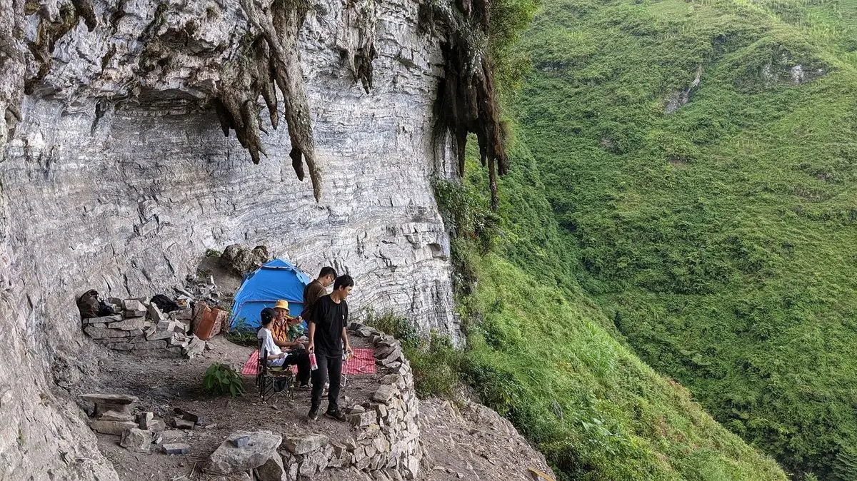 Lịch tr&igrave;nh cắm trại tr&ecirc;n v&aacute;ch đ&aacute; trắng với khoảng thời gian chưa tới 2 ng&agrave;y 5
