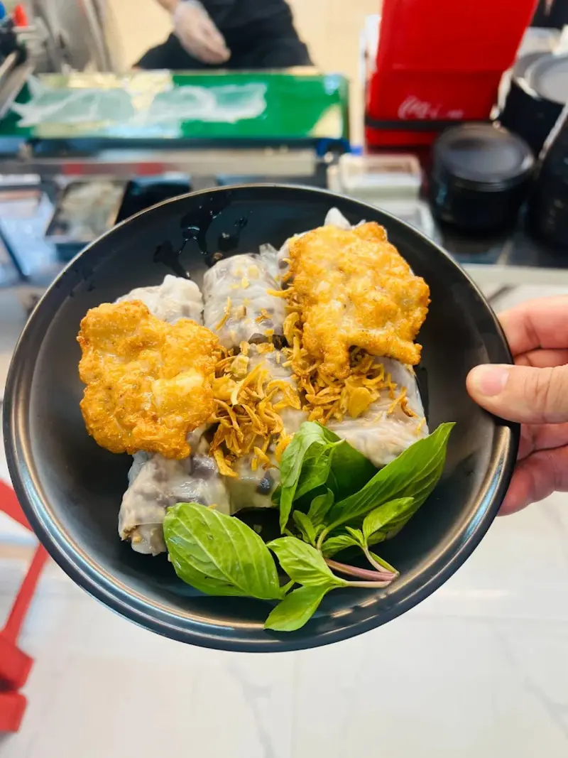 B&aacute;nh cuốn chả mực Hạ Long - M&oacute;n ăn g&acirc;y thương nhớ của v&ugrave;ng đất mỏ 8