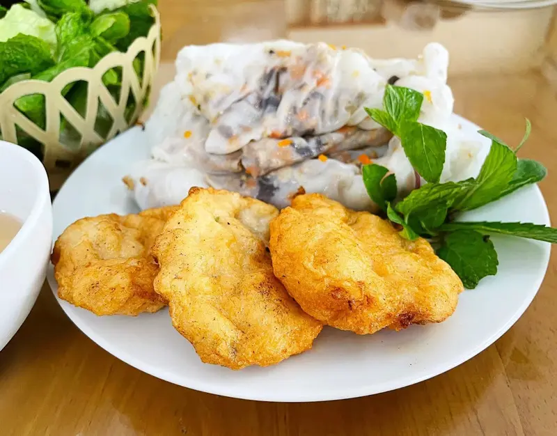 B&aacute;nh cuốn chả mực Hạ Long - M&oacute;n ăn g&acirc;y thương nhớ của v&ugrave;ng đất mỏ 9