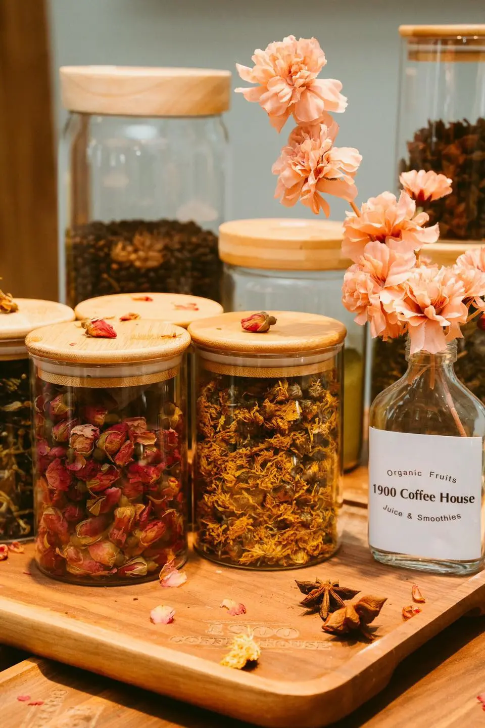 B&igrave;nh dị 1900 Coffee House - Qu&aacute;n c&agrave; ph&ecirc; với đồ nội thất gỗ quen thuộc 17