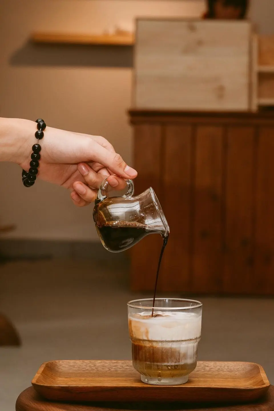 B&igrave;nh dị 1900 Coffee House - Qu&aacute;n c&agrave; ph&ecirc; với đồ nội thất gỗ quen thuộc 12