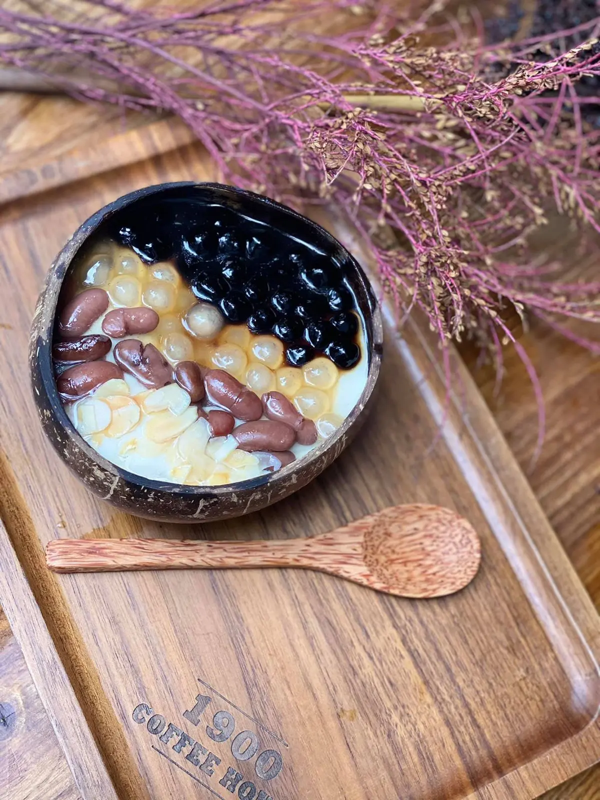 B&igrave;nh dị 1900 Coffee House - Qu&aacute;n c&agrave; ph&ecirc; với đồ nội thất gỗ quen thuộc 10