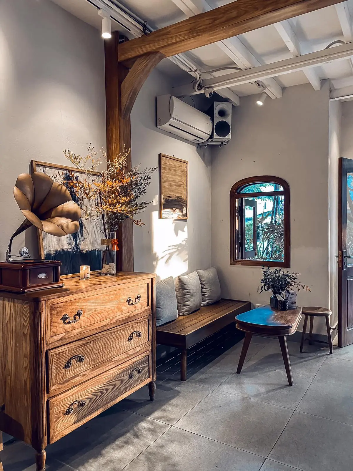 B&igrave;nh dị 1900 Coffee House - Qu&aacute;n c&agrave; ph&ecirc; với đồ nội thất gỗ quen thuộc 5