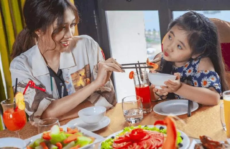 Bữa tiệc vị gi&aacute;c tại Nh&agrave; H&agrave;ng Taiyo Hạ Long trong khu&ocirc;n vi&ecirc;n Sun World s&ocirc;i động 8