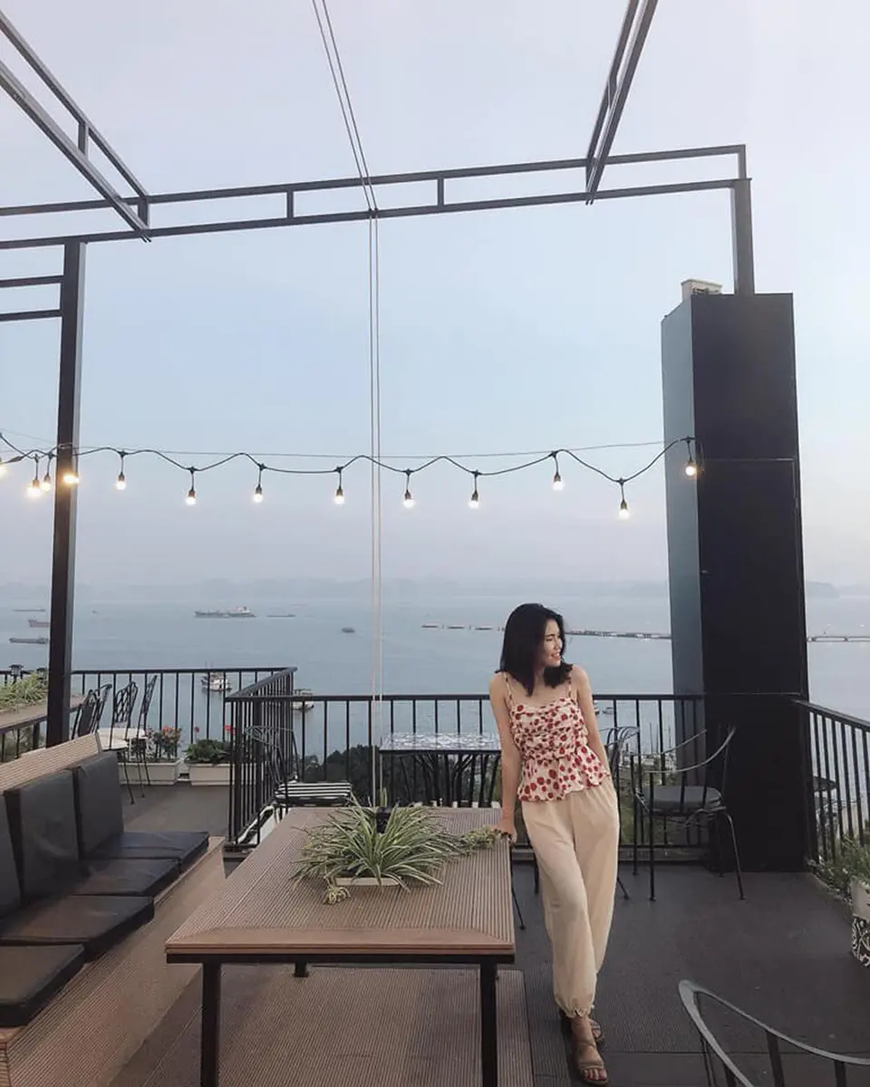 Đến Hải Đăng Coffee để thưởng tr&agrave; v&agrave; ngắm nh&igrave;n Hạ Long từ tr&ecirc;n cao 10