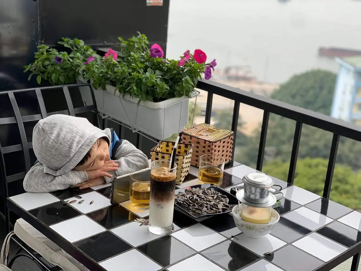 Đến Hải Đăng Coffee để thưởng tr&agrave; v&agrave; ngắm nh&igrave;n Hạ Long từ tr&ecirc;n cao 11