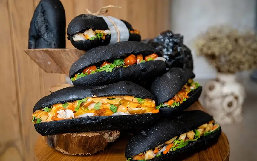 Đừng bất ngờ khi thấy b&aacute;nh m&igrave; Bamimo đen như than cực h&uacute;t kh&aacute;ch tại Hạ Long 2